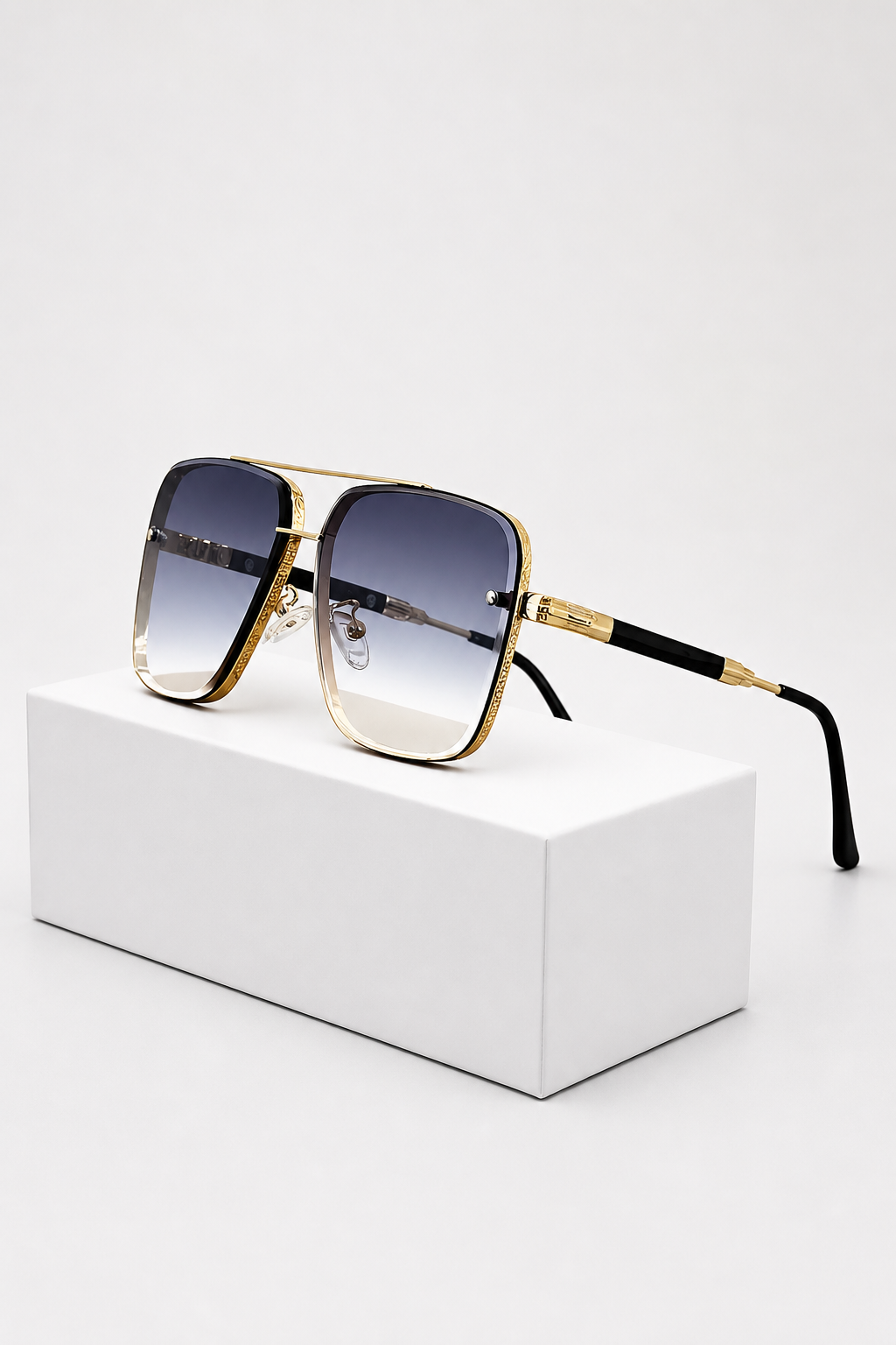 Women's Retro Aviator Sunglasses with Gold Frame and Gradient Lens | Polarized