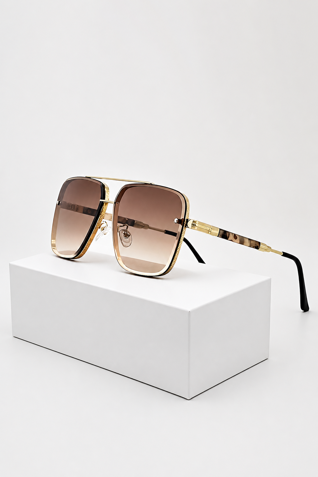 Women's Retro Aviator Sunglasses with Gold Frame and Gradient Lens | Polarized