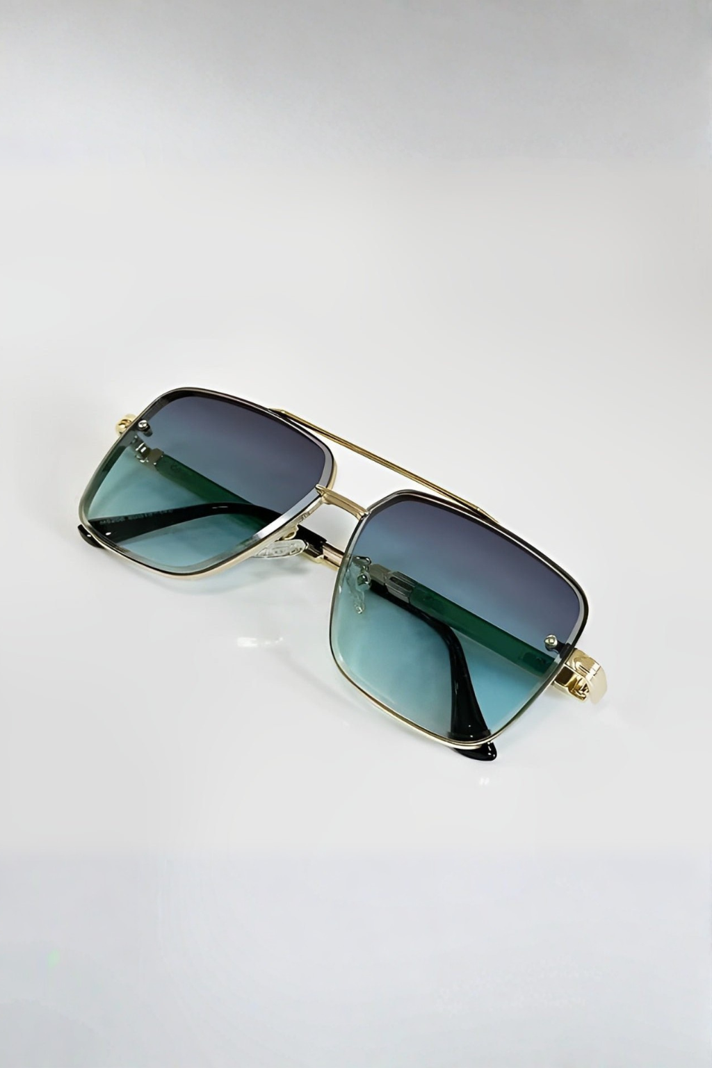 Women's Retro Aviator Sunglasses with Gold Frame and Gradient Lens | Polarized