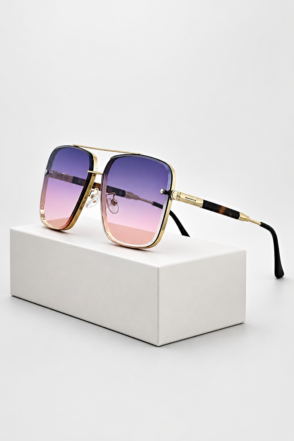 Women's Retro Aviator Sunglasses with Gold Frame and Gradient Lens | Polarized