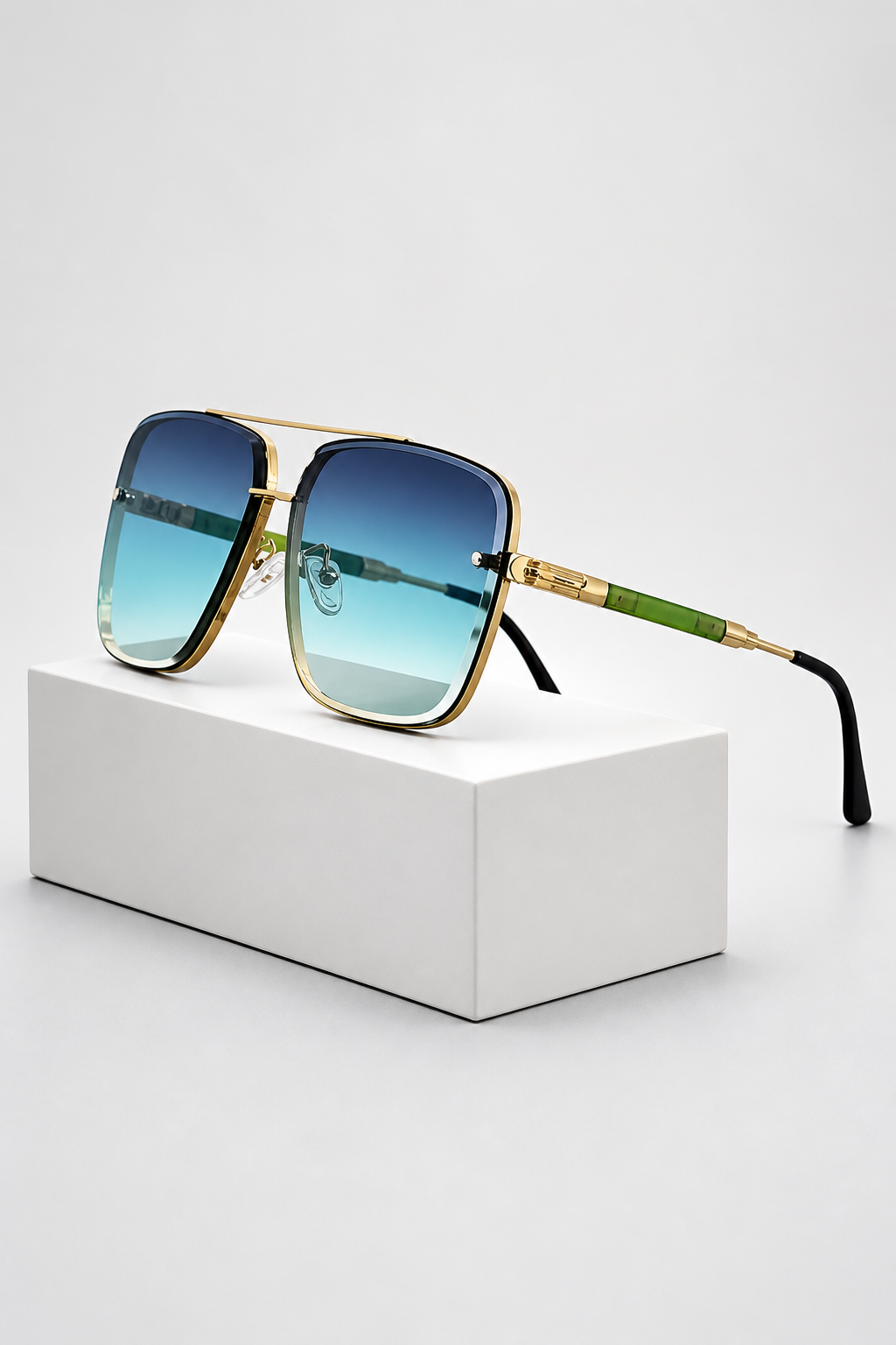 Women's Retro Aviator Sunglasses with Gold Frame and Gradient Lens | Polarized