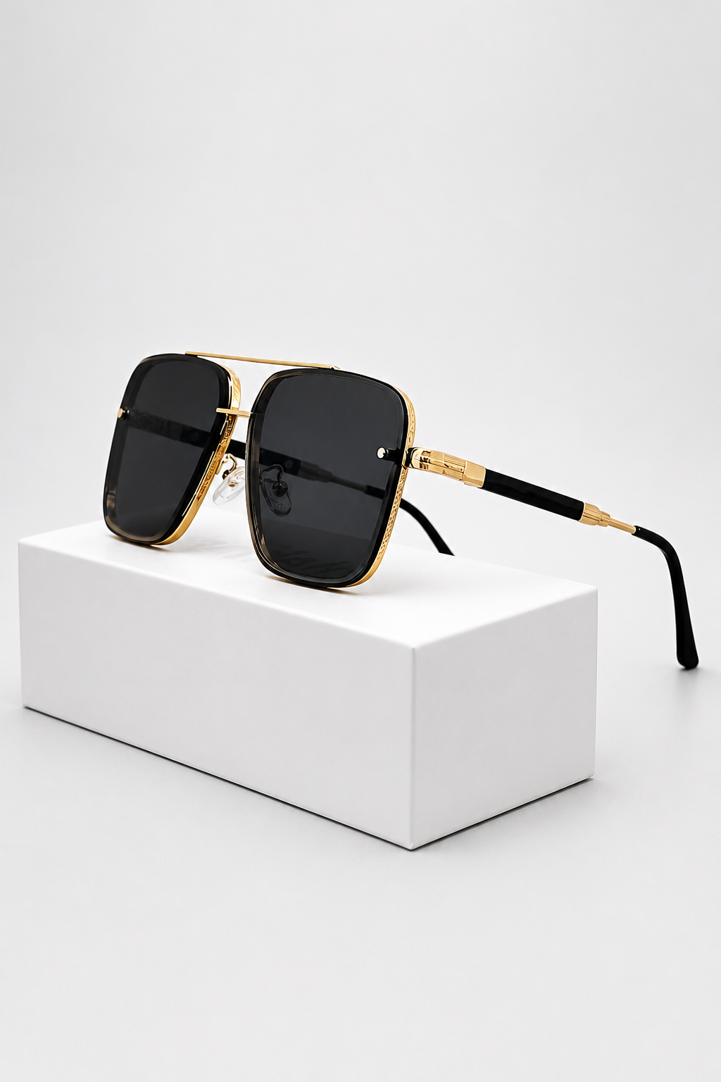 Women's Retro Aviator Sunglasses with Gold Frame and Gradient Lens | Polarized